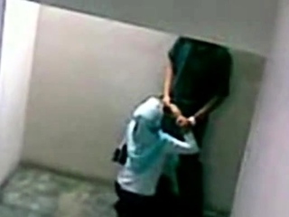 malay-skodeng awek tudung hijab kat tangga