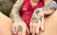 Masturbating solo babe loves her toys